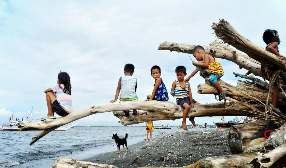 Filipino community traditions 